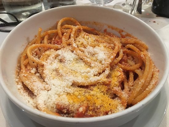 Bucatini all’amatriciana con pecorino