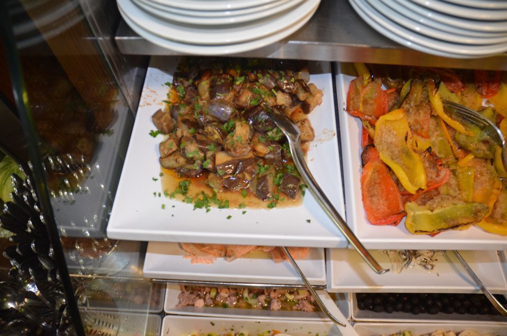 Verdure e antipasti nel carrello della trattoria