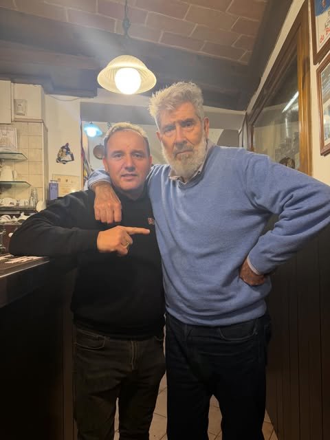 Due ospiti accanto al bancone della trattoria