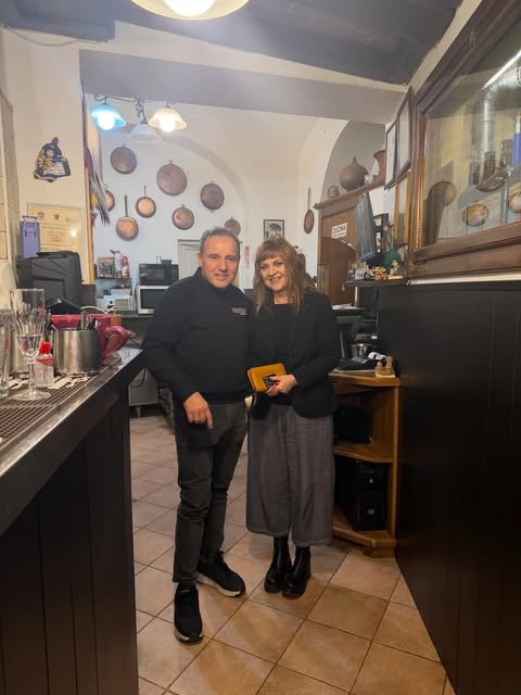 Un momento di accoglienza nella sala della trattoria