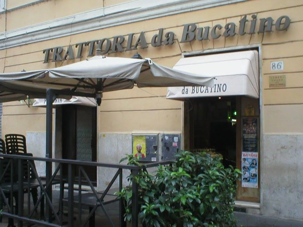 L’ingresso della trattoria Da Bucatino in via Luca della Robbia